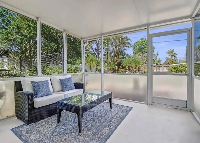 House W/ Heated Pool In Naples 5 Min To Beach