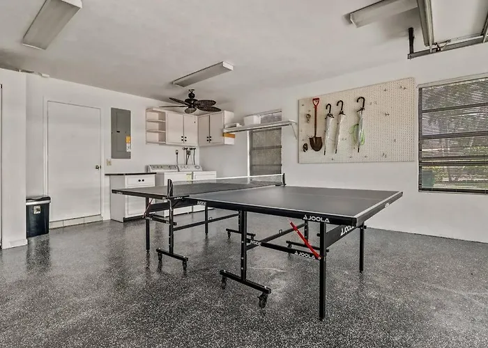 House W/ Heated Pool In Naples 5 Min To Beach